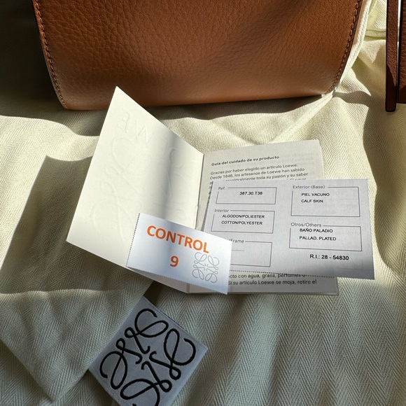 Authentic Loewe Tan Medium Hammock Bag, with card and dust bag - Picture 13 of 15